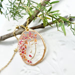 Collana fatta a mano raffigurante volto di donna. Collana con fiori veri in resina. Gioielli unici ed eleganti. Idea regalo per lei