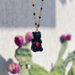 Collana ciondolo orsetto nero in resina. Bigiotteria artigianale. Pendente orso fiori veri. Idea regalo ragazze e bambine.