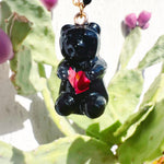Collana ciondolo orsetto nero in resina. Bigiotteria artigianale. Pendente orso fiori veri. Idea regalo ragazze e bambine.