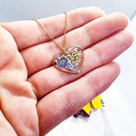 Collana artigianale ciondolo cuore con fiori veri in resina – nontiscordardimè azzurri e pizzo della regina Anna, acciaio oro