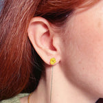 Orecchini filo pendente con fiori veri colorati. Orecchini anallergici acciaio argento.Gioielli resina fiori. Idea regalo amica