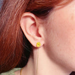 Orecchini filo pendente con fiori veri colorati. Orecchini anallergici acciaio oro.Gioielli resina fiori. Idea regalo amica