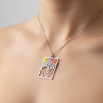 Collana volto e figura di donna con fiori veri.Gioielli fatti a mano.Regalo speciale per amante dei fiori