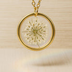 Bigiotteria artigianale. Collana con veri fiori bianchi eleganti in resina. Gioielli da regalare in occasioni speciali. Gioielli anallergici