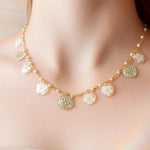 Collana donna oro ciondoli fiori veri bianchi.Gioielli fiori veri essiccati pressati in resina. Accessori gioielli unici handmade