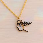 Collana fatta a mano raffigurante volto di donna. Collana con fiori veri in resina. Gioielli unici ed eleganti. Idea regalo per lei