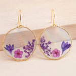 Orecchini cerchio irregolari con fiori veri lilla e viola in resina, orecchini pendenti leggeri, regalo donna boho elegante