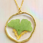 Collana donna foglia vera Ginkgo Biloba verde essiccata pressata in resina.ciondolo pendente cerchio oro. Regalo unico.Accessorio fiore vero