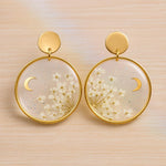 Orecchini con Fiori Veri in Resina e Luna Dorata, Orecchini Pendenti Cerchio Oro, Gioiello Botanico Boho, Regalo per Lei