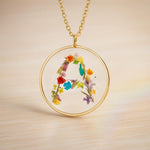 Collana lettera iniziale. Collana nome donna. Ciondolo fiori veri pressati essiccati resina. Gioielli personalizzati. Regalo unico