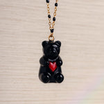 Collana ciondolo orsetto nero in resina. Bigiotteria artigianale. Pendente orso fiori veri. Idea regalo ragazze e bambine.