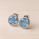Orecchini bottoncini cerchi argento piccoli al lobo fiori veri nontiscordardimé in resina. Gioielli anallergici con fiori veri. Idea regalo