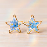 Orecchini stelle al lobo acciaio oro fiori veri nontiscordardimé forget me not resina.Gioielli resina fiori stelle oro.Accessori donna unici