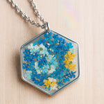 Collana Notte Stellata Van Gogh, ciondolo esagonale con fiori veri in resina, gioiello artistico handmade, regalo amante arte