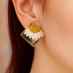 Orecchini donna fiori Margherite vere al lobo essiccate pressate in resina trasparente. gioielli in resina. Regalo donna. Accessori