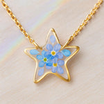 Collana con fiore vero forget me not/nontiscordardimé, pendente a stella, resina UV, catena in acciaio placcato oro, stile botanico/boho