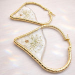 Orecchini cerchi pendenti donna acciaio oro ciondolo fiori veri resina.Gioielli resina fiori secchi pressati.Regalo unico per lei