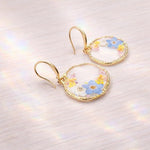 Orecchini mix fiori veri cerchi pendenti oro ciondolo in resina.Gioielli resina fiori secchi pressati.Regalo unico per lei