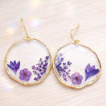 Orecchini cerchio irregolari con fiori veri lilla e viola in resina, orecchini pendenti leggeri, regalo donna boho elegante