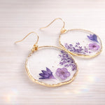 Orecchini cerchio irregolari con fiori veri lilla e viola in resina, orecchini pendenti leggeri, regalo donna boho elegante