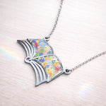 Collana artigianale ciondolo libro aperto fiori veri.Gioielli in resina.Regalo professore.Regalo amante lettura. Regalo per maestre