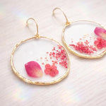 Orecchini Cerchio con Fiori Veri in Resina, Petali di Rosa Rossa, Orecchini Botanici Pendenti, Regalo Donna, Gioiello Floreale