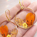 Orecchini cerchi pendenti donna ciondolo fiori veri arancioni in resina.Gioielli resina fiori secchi pressati.Regalo unico