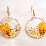Orecchini cerchi pendenti donna ciondolo fiori veri arancioni in resina.Gioielli resina fiori secchi pressati.Regalo unico