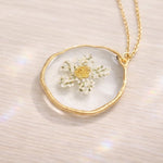 Collana donna Margherita fiori veri essiccati pressati in resina.ciondolo pendente oro ottone. Regalo unico. Accessorio fiore vero