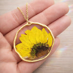 Bigiotteria collana donna con vero girasole in resina. Idea regalo per lei. Collana fatta a mano con fiore vero. Gioiello ecologico trendy.