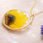 Bigiotteria collana donna con vero girasole in resina. Idea regalo per lei. Collana fatta a mano con fiore vero. Gioiello ecologico trendy.