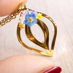 Collana femminista artigianale gioiello ciondolo vulva donna fiori veri.Gioielli resina.Regalo medico.Regalo ginecologa. Gioielli Handmade