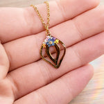 Collana femminista artigianale gioiello ciondolo vulva donna fiori veri.Gioielli resina.Regalo medico.Regalo ginecologa. Gioielli Handmade