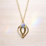 Collana femminista artigianale gioiello ciondolo vulva donna fiori veri.Gioielli resina.Regalo medico.Regalo ginecologa. Gioielli Handmade