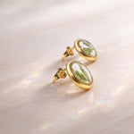 Orecchini vintage bottoncini cerchi piccoli al lobo oro foglie vere in resina. Gioielli anallergici con fiori veri essiccati pressati