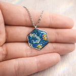 Collana Notte Stellata Van Gogh, ciondolo esagonale con fiori veri in resina, gioiello artistico handmade, regalo amante arte