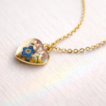 Collana micro ciondolo cuore fiori veri Forget me not scaglie opale in resina.Catenella acciaio Gioielli fiore nontiscordardimé