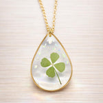 Collana donna ciondolo fiore vero quadrifoglio portafortuna scaglie opale in resina.Catenella acciaio dorato Gioielli botanical terrarium.