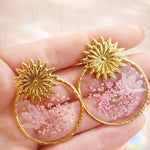 Orecchini cerchio acciaio con fiori veri rosa e petali bianchi in resina, boho-eleganti | BeFloral.Regalo Occasione Speciale