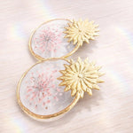 Orecchini cerchio acciaio con fiori veri rosa e petali bianchi in resina, boho-eleganti | BeFloral.Regalo Occasione Speciale