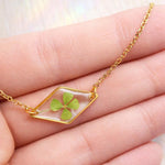 Terrarium woman bracelet real flower four-leaf clover lucky charm Resin pendant adjustable steel chain one size.Resin jewels