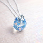 Collana sfera fiori veri Forget me not in resina uv. Ciondolo catenella acciaio. Gioielli resina.Fiori pressati nontiscordardimé