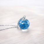 Collana sfera fiori veri Forget me not in resina uv. Ciondolo catenella acciaio. Gioielli resina.Fiori pressati nontiscordardimé