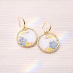 Orecchini mix fiori veri cerchi pendenti oro ciondolo in resina.Gioielli resina fiori secchi pressati.Regalo unico per lei