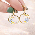 Orecchini mix fiori veri cerchi pendenti oro ciondolo in resina.Gioielli resina fiori secchi pressati.Regalo unico per lei