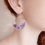 Orecchini cerchio irregolari con fiori veri lilla e viola in resina, orecchini pendenti leggeri, regalo donna boho elegante