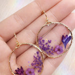 Orecchini cerchio irregolari con fiori veri lilla e viola in resina, orecchini pendenti leggeri, regalo donna boho elegante
