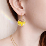 Orecchini veri girasoli petali cerchi pendenti oro ciondolo in resina.Gioielli resina fiori secchi pressati.Regalo unico per lei