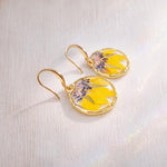 Orecchini veri girasoli petali cerchi pendenti oro ciondolo in resina.Gioielli resina fiori secchi pressati.Regalo unico per lei