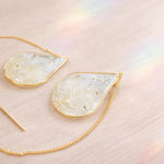 Orecchini donna pendenti goccia catenella oro petali fiordaliso bianco scaglie opale arcobaleno. Gioielli resina fiori pressati secchi.